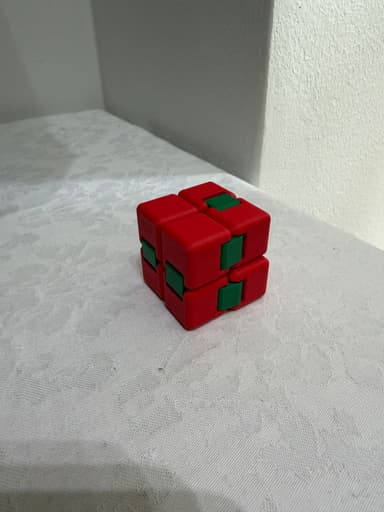 Fidget Infinity Cube kuvassa