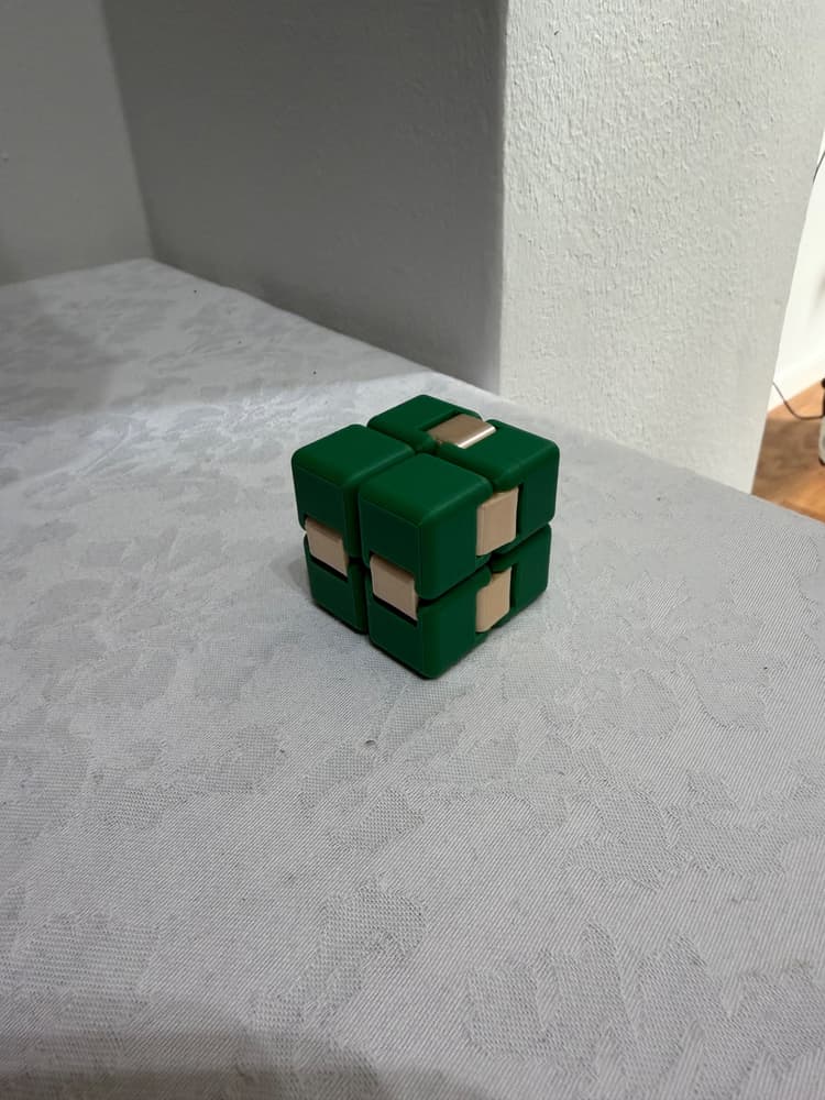 Fidget Infinity Cube kuvassa
