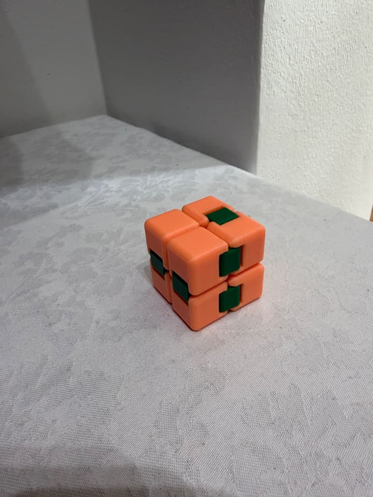 Fidget Infinity Cube kuvassa